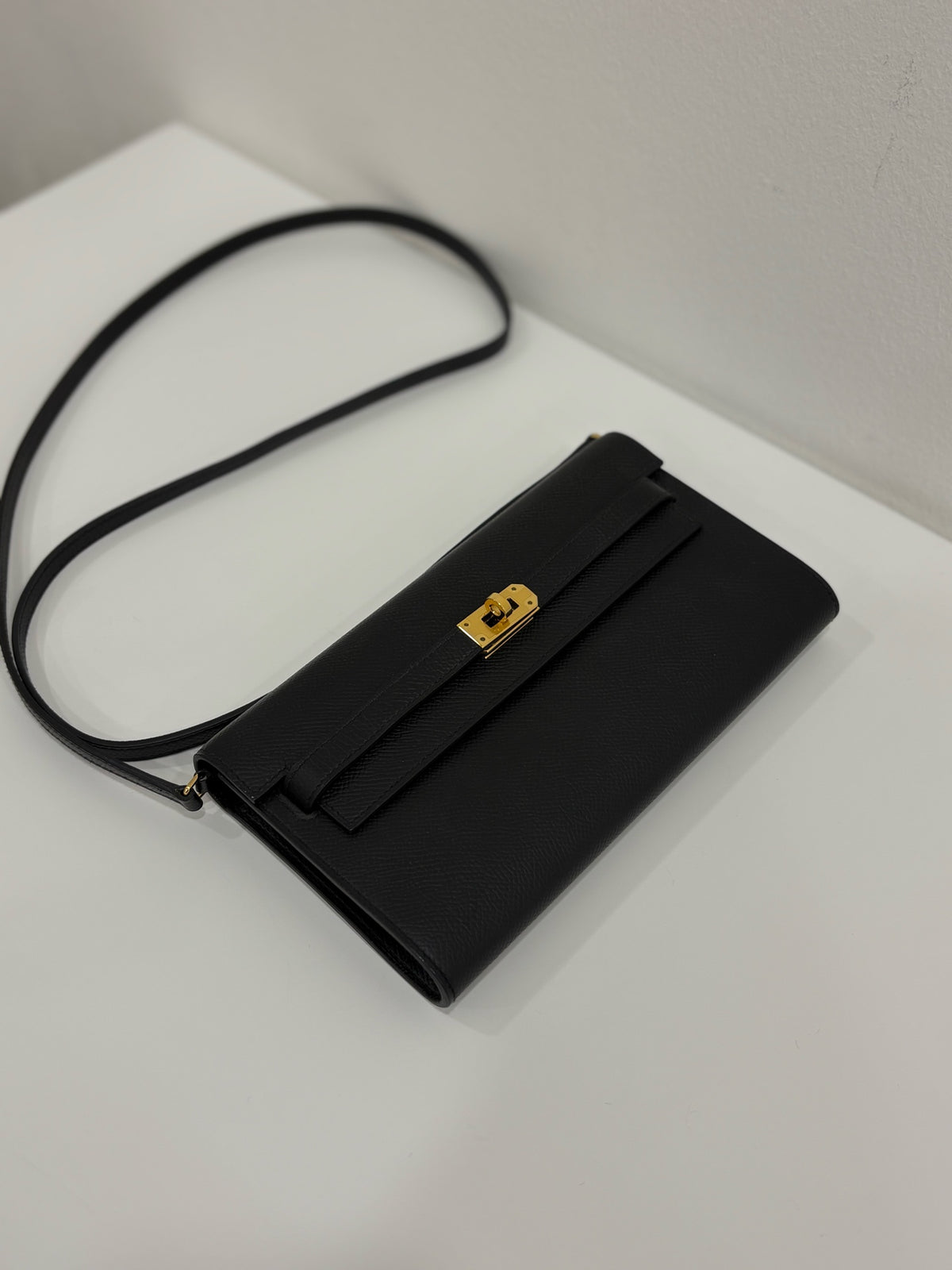Hermès Kelly To Go, Black, Gold Hardware, Z Stamp
